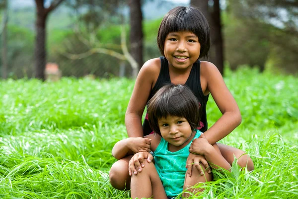 Twee Boliviaanse meisjes buitenshuis. — Stockfoto