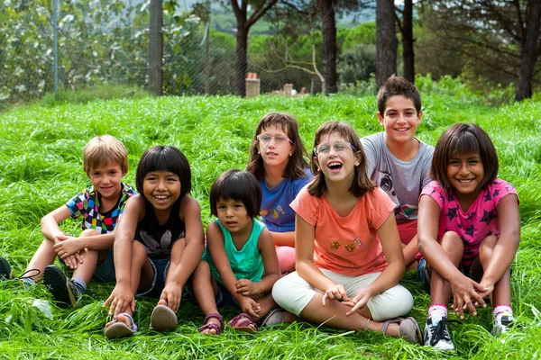 Różnorodność portret dzieci na zewnątrz. — Zdjęcie stockowe