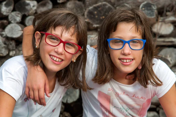 Dois jovens gémeos deficientes . — Fotografia de Stock