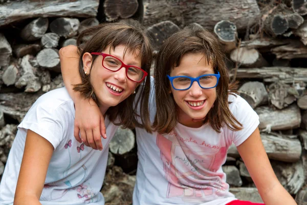 Deux sœurs handicapées souriantes . — Photo