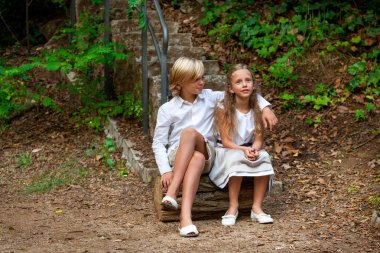 günlük ormanda oturan kız ve erkek.