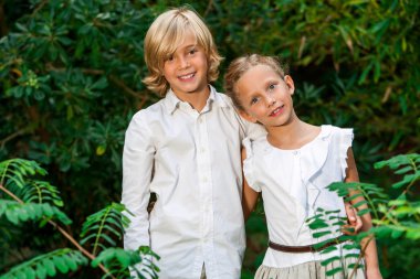 sevimli genç bir çift ormanda.