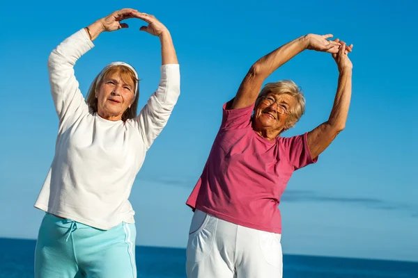 Seniorinnen strecken im Freien die Arme aus. — Stockfoto