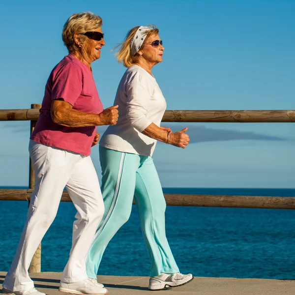 Senior dames joggen op zee. — Stockfoto