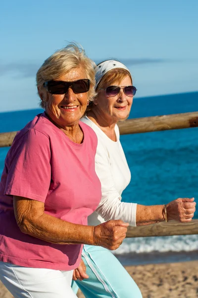 Senior damer att börja jogga session. — Stockfoto