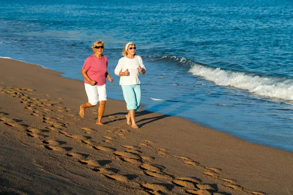 Femmes âgées ayant jogging tôt le matin . — Photo