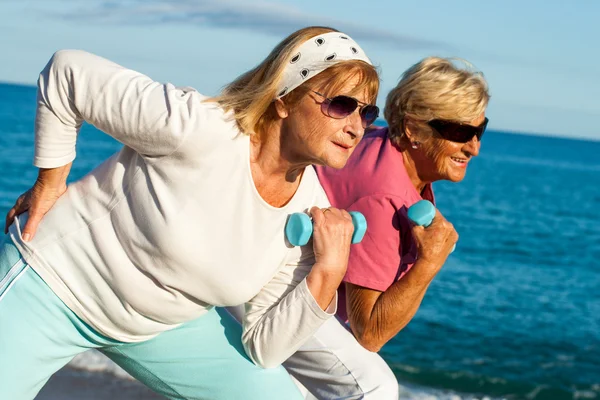 Senior damer tränar på stranden. — Stockfoto