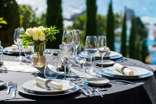 Elegant serveras bord utomhus. — Stockfoto