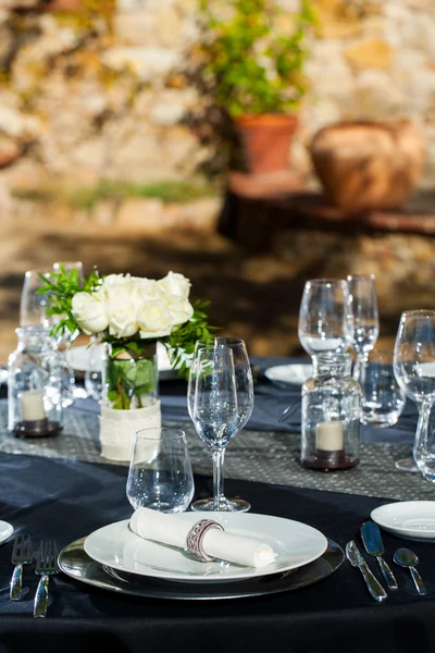 Elegant gedeckter Tisch im Freien. — Stockfoto