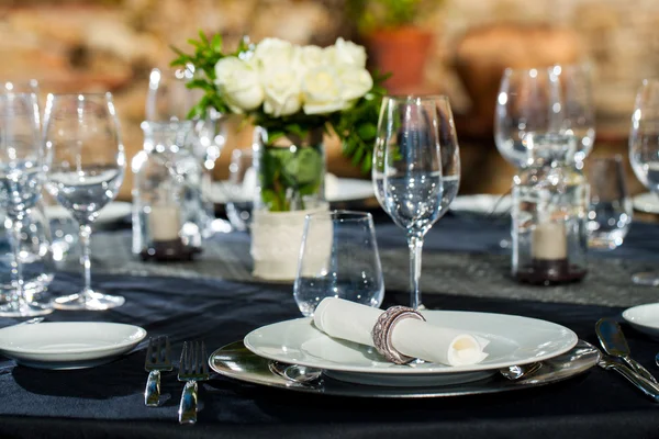 Dettaglio del tavolo da pranzo predisposto . — Foto Stock