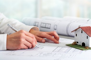 eller iş planları üzerinde çalışma.