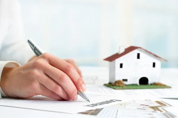 Firma a mano contratto immobiliare . — Foto Stock