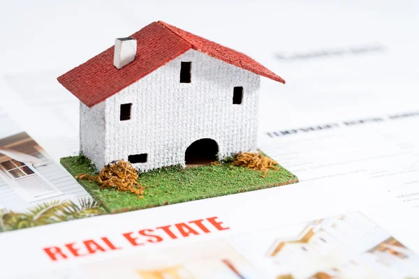 Petite maison jouet sur documents immobiliers . — Photo