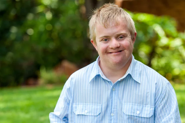 Uśmiechnięty chłopiec niepełnosprawnych na zewnątrz. — Zdjęcie stockowe