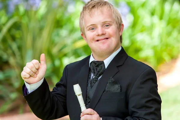 Niepełnosprawnych muzyk robi kciuk w. — Zdjęcie stockowe