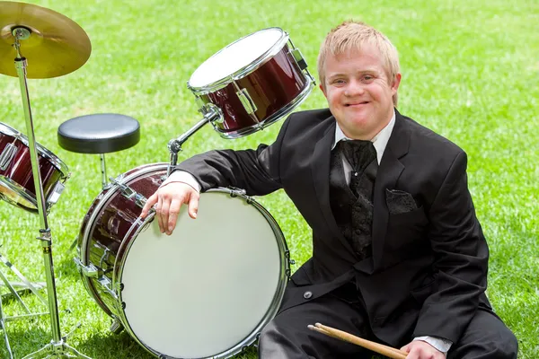 Young handicapped drummer next to drums. — Stock Photo, Image