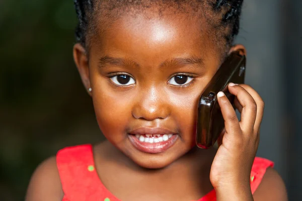 Foto facial da menina africana falando no celular . — Fotografia de Stock