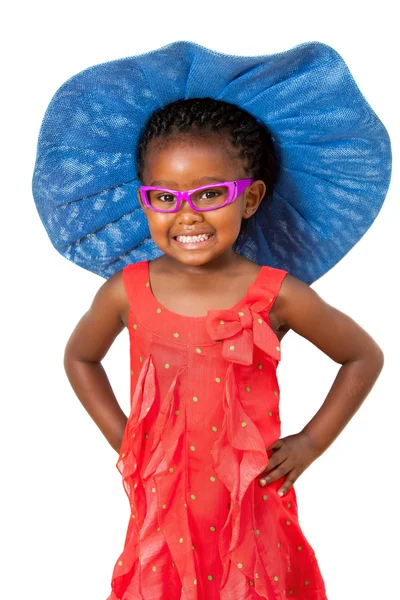 Afrikai lány, nagy kék kalap. — Stock Fotó