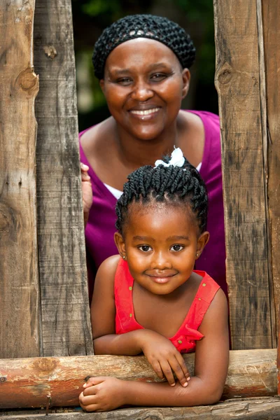 Gelukkig Afrikaanse meisje met moeder. — Stockfoto