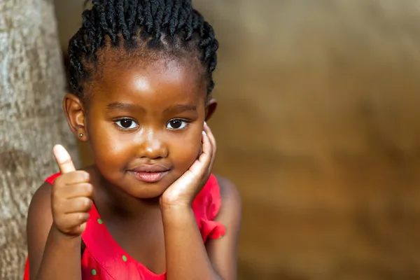 Menina africana bonito mostrando polegares para cima . — Fotografia de Stock