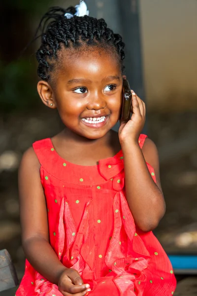 Felice ragazza africana parlando su smart phone . — Foto Stock