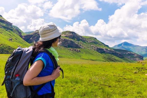 Female tourist hiking in mountains. — Stock Photo, Image