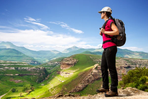 Kadın hiker üzerinde kayalık uçurum. — Stok fotoğraf