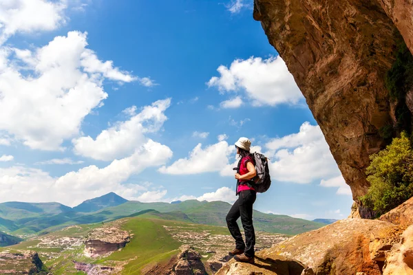 Female hiker with backpack. — Stock Photo, Image