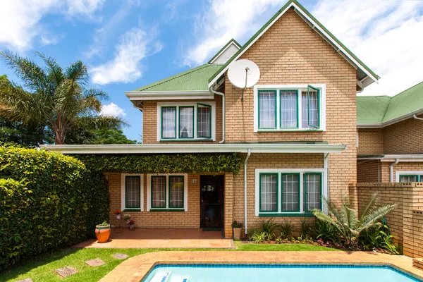 Casa Propria Fotografias De Banco De Imagens Imagens Livres De Direitos Autorais Casa Propria Depositphotos