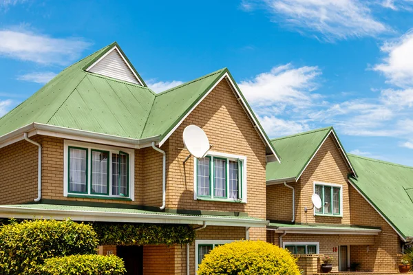 Town house with green rooftop. — Stock Photo, Image