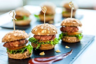 birden fazla min sığır eti hamburger.
