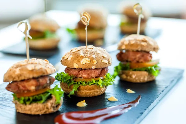 Meerdere min rundvlees hamburgers. — Stockfoto