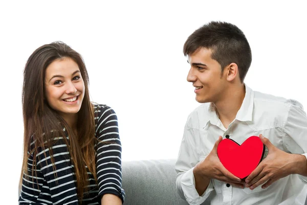 Casal brincando com o coração vermelho . — Fotografia de Stock