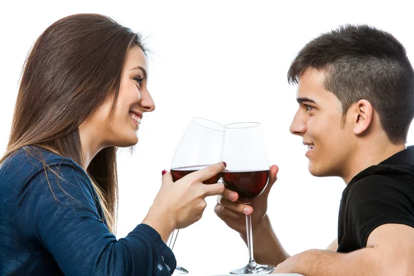 Casal desfrutando vinho tinto juntos . — Fotografia de Stock