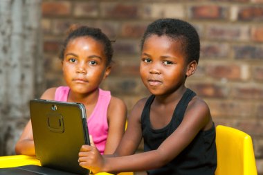 Dijital tablet ile iki Afrikalı gençlerin portresi.