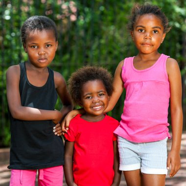 sevimli üçlü african açık havada.