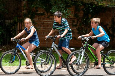 çocuklar theit bisycles sürme.