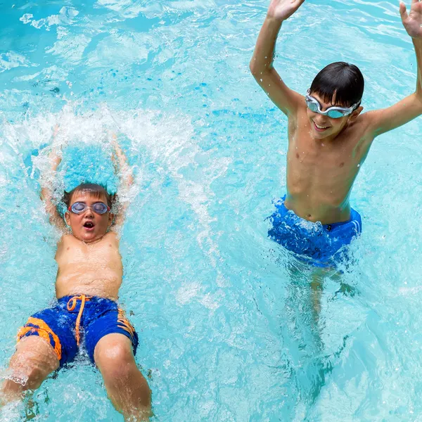 Meninos se divertindo na piscina . — Fotografia de Stock