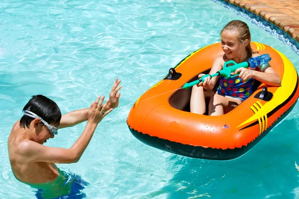 Niños divirtiéndose en la piscina . —  Fotos de Stock