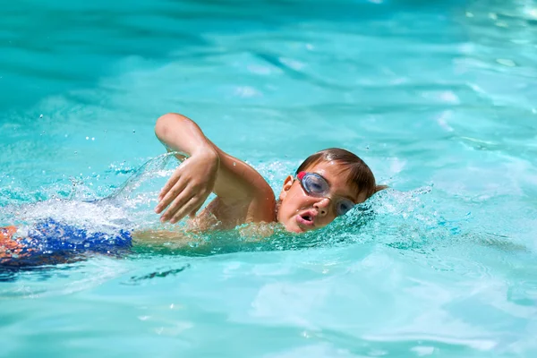 Jongen beoefenen freestyle in zwembad. — Stockfoto