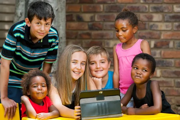 Stelletje kinderen spelen op Tablet PC. — Stockfoto