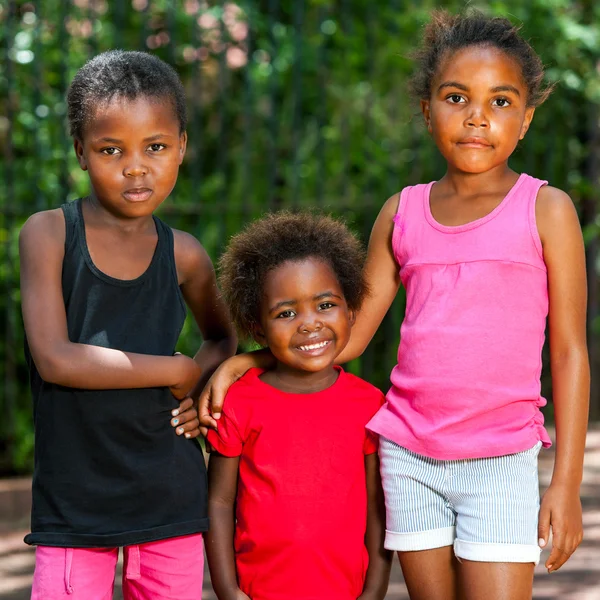 Schattig Afrikaanse Trio buitenshuis. — Stockfoto