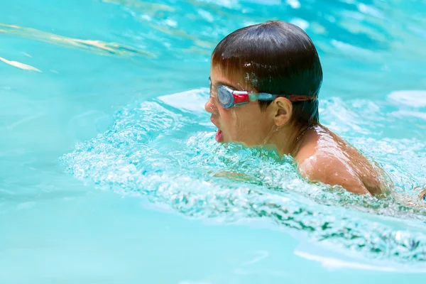 Jonge jongen zwemmen. — Stockfoto