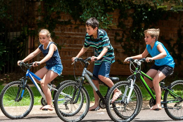 Enfants à cheval theit bisycles . — Photo