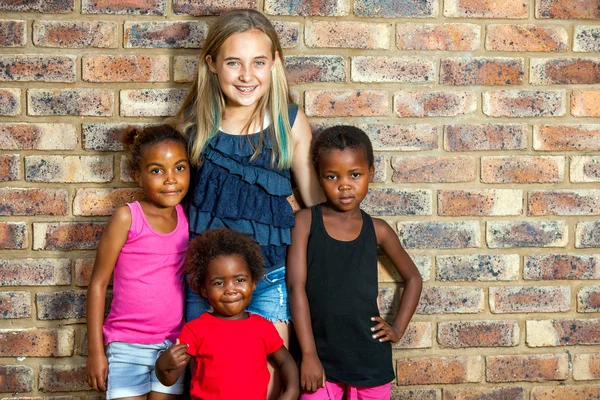 Caucásico chica con africano amigos . — Foto de Stock