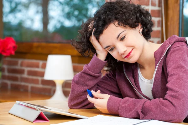 Chica joven luchando con la tarea . — Foto de Stock