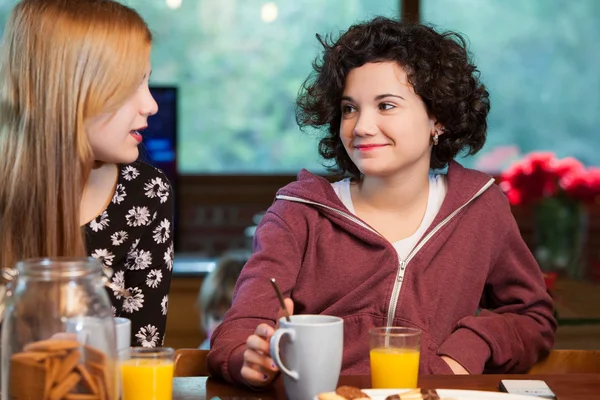 Twee meisjes met koffie samen. — Stockfoto