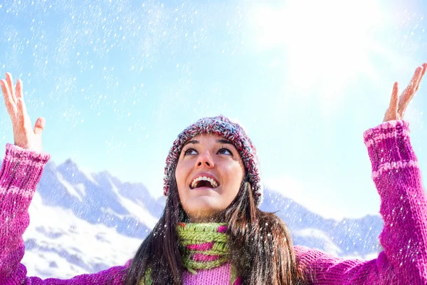 Menina com gorro brincando com neve . — Fotografia de Stock