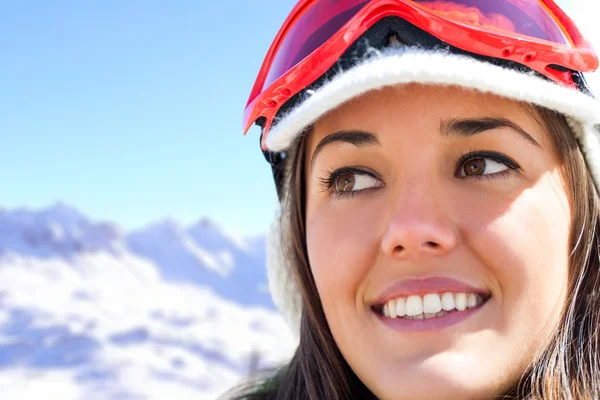 Gesichtsschuss einer Skifahrerin in den Bergen. — Stockfoto