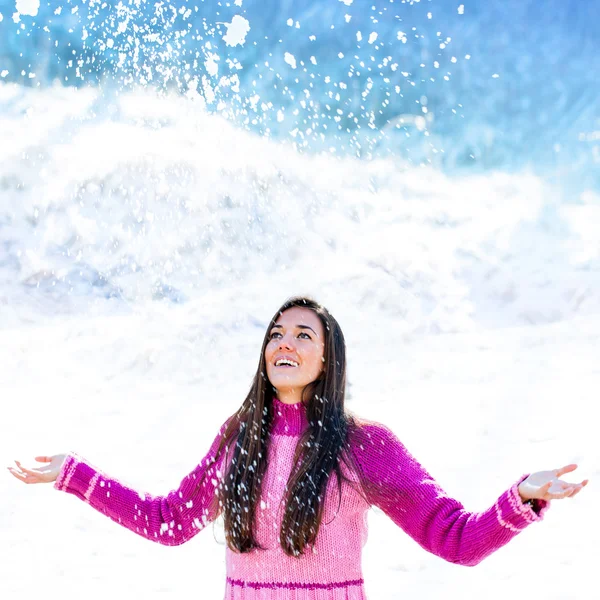 Menina sob flocos de neve . — Fotografia de Stock